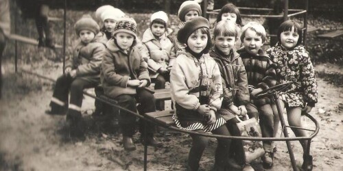 Dzieci na placu z rakietą lata 70