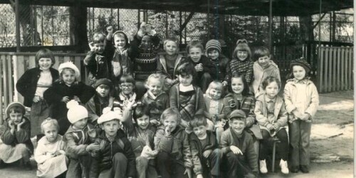 Dzieci bawiące się na skwerku przy placu z rakietą w latach 70