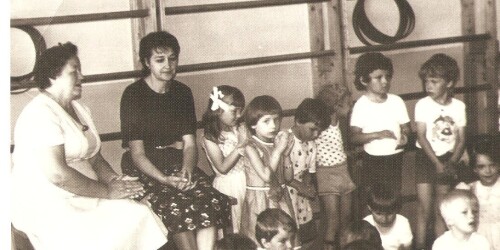 Grupa dzieci w latach 70