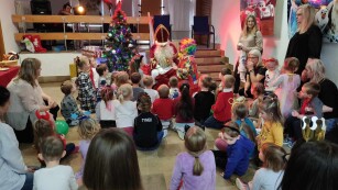 Dzieci słuchają św. Mikołaja