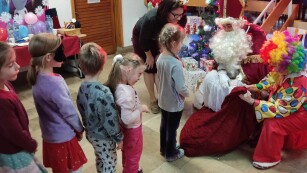 Dzieci w kolejce po prezent od św. Mikołaja
